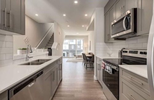 Calgary House | Hidden Gem 2 BR + Near Airport/Highway