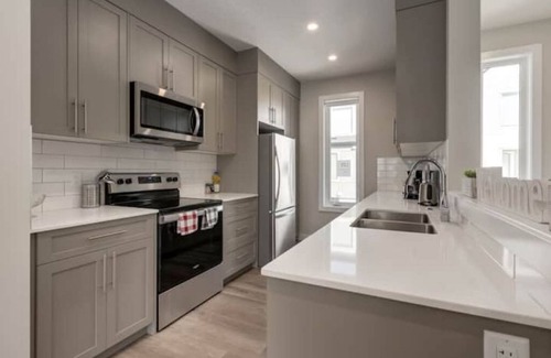 Calgary House | Hidden Gem 2 BR + Near Airport/Highway