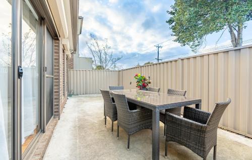 Heidelberg West Apartment | Hidden Gem - 3 bedroom townhouse in Heidelberg West