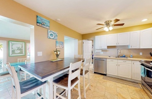 Bayshore Gardens House | Hidden Gem ~ 4 Beds 3 Baths Ultimate Family Vacation! 5 mins from Sarasota Inter