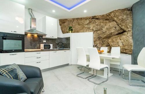 Molunat Apartment | Hidden Gem Apartment - Two Bedroom Apartment with Terrace and Sea View