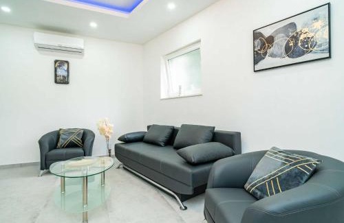 Molunat Apartment | Hidden Gem Apartment - Two Bedroom Apartment with Terrace and Sea View