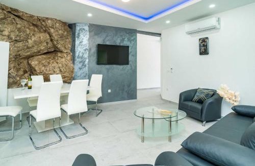 Molunat Apartment | Hidden Gem Apartment - Two Bedroom Apartment with Terrace and Sea View