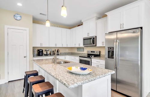 Gulf Breeze House | Hidden Gem Between 2 Beaches -Sleeps 6 -Pet Friendly!