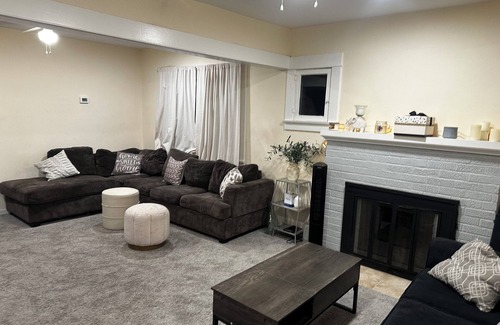 San Bernardino House | Hidden Gem. Comfy 2 Bedroom Home near NOS Event Center.