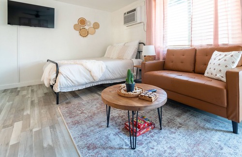 Riverside Apartment | Hidden Gem Cozy Studio w/kitchen in the heart of Tempe