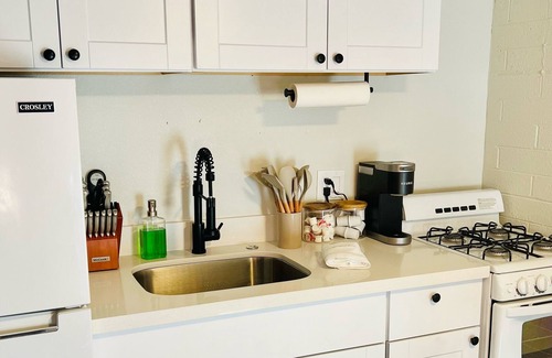 Riverside Apartment | Hidden Gem Cozy Studio w/kitchen in the heart of Tempe