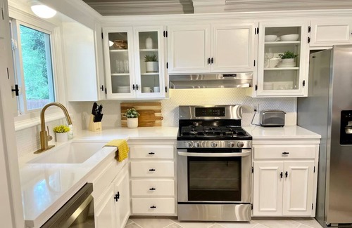 Grandview House | Hidden Gem in SKC - Firepit, Garage, Spa-like Bath