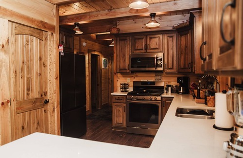 Nelsonville Cabin | Hidden Gem- Log Cabin on 56 acres
