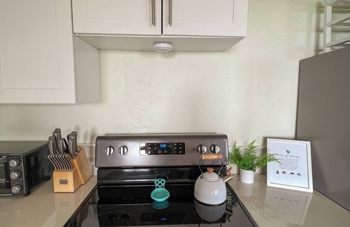 Flag Hill Apartment | HIDDEN GEM! Perfect for Romantic Couples Getaway
