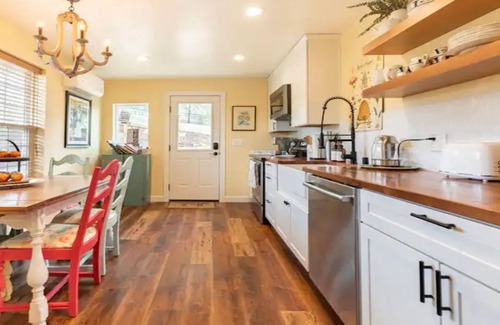 Paso Robles Cottage | Hidden Gem! Rural Location, mins from Paso center. English style farm cottage.