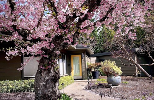 Raleigh Hills House | Hidden Gem Secluded Garden Oasis Family Getaway