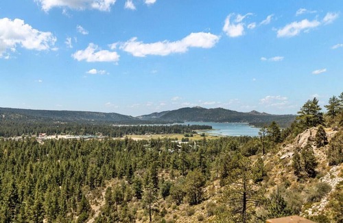 Castle Glen Estates Apartment | Hidden Haven Estate + Big Bear Lake Views + Snow Play