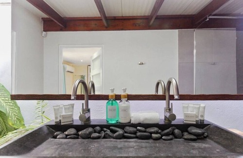 Boegoeroei Apartment | Hidden Hill Bungalows 1 by Bocobay