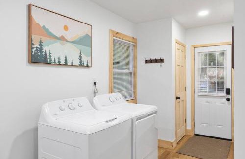 Luray House | Hidden Hollow 3BD Cabin - Hot Tub, Wifi, Game Room, Fire Pit