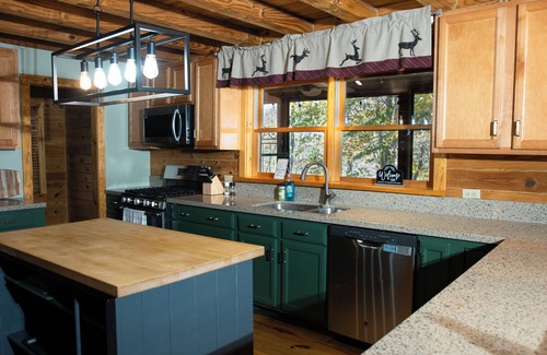 Tate Cabin | Hidden Honey Hole Cabin: 4 BEDROOM, POOLS, TENNIS/PICKLEBALL, HIKING, LAKE AREA
