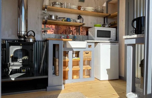 Tintagel RV Rental | Hidden Hut – Secluded Shepherds Hut Titagel
