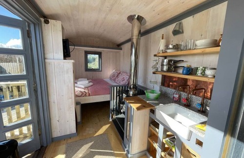 Tintagel RV Rental | Hidden Hut – Secluded Shepherds Hut Titagel