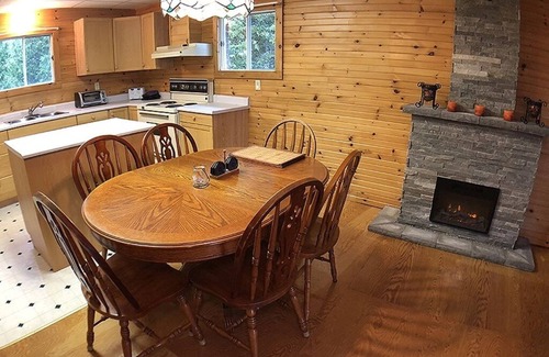 Northern Bruce Peninsula Cottage | Hidden James retreat on the shoreline of Lake Huron, close to Grotto