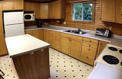 Northern Bruce Peninsula Cottage | Hidden James retreat on the shoreline of Lake Huron, close to Grotto