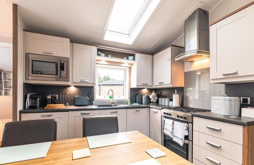 Allerthorpe Cabin | Hidden Jewel Lodge with Hot Tub