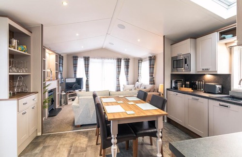 Allerthorpe Cabin | Hidden Jewel Lodge with Hot Tub