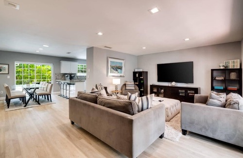 North Bay Village Cottage | Hidden Miami Gem w/ Pool, BBQ & Minutes to Beach!