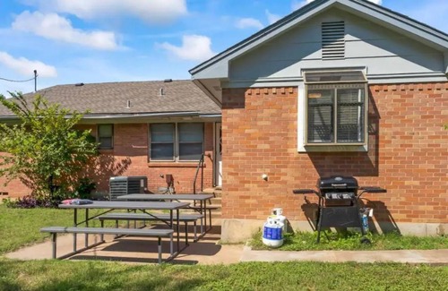 Cedar Crest House | Hidden Modern Gem|Mins to DownTown|GameRoom