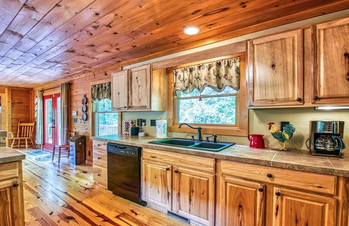 Maggie Valley Cabin | Hidden Mountain Respite - 5 bedrooms, 2 Bath, Game Room, Hot Tub, Firepit,