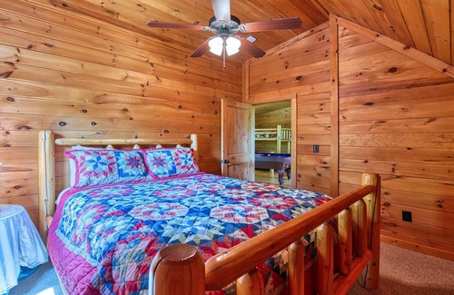 Maggie Valley Cabin | Hidden Mountain Respite - 5 bedrooms, 2 Bath, Game Room, Hot Tub, Firepit,