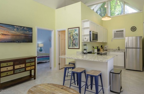 Old Town Cottage | HIDDEN OASIS 3 blocks from Duval