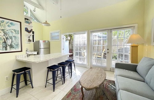 Old Town Cottage | HIDDEN OASIS 3 blocks from Duval