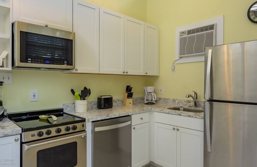 Old Town Cottage | HIDDEN OASIS 3 blocks from Duval