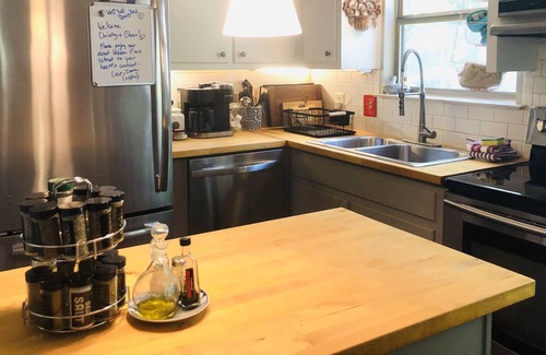 Eden House | Hidden Pines, Quiet Retreat. Close to Pooler, Savannah & Hyundai Plant.