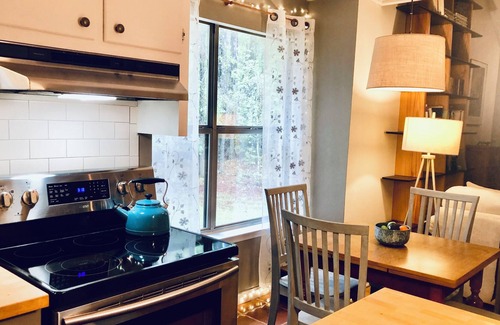 Eden House | Hidden Pines, Quiet Retreat. Close to Pooler, Savannah & Hyundai Plant.