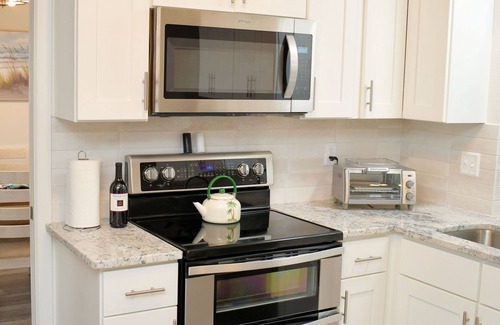 Palma Sola House | Hidden Retreat~heated pool/spa minutes to beaches and IMG Academy *NEW LISTING*n
