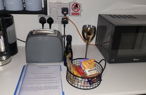 Gillingham Apartment | Hidden Treasure- 2 Beds Sleeps 3 Gillingham