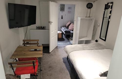 Gillingham Apartment | Hidden Treasure-Netflix and Wi-Fi-Basement flat