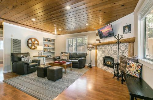 Sunnyside House | Hidden Willow at Tahoe Park - Cozy 2 BR Cabin, Walk to Dining, Near Skiing