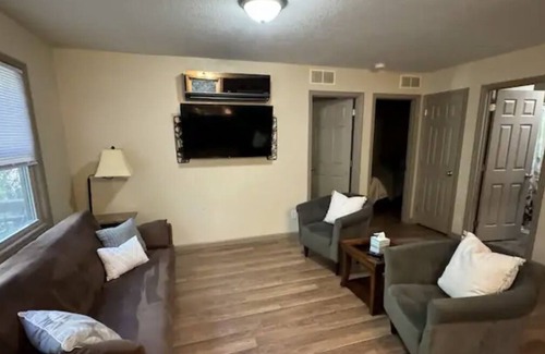 Central Condo | Hidden Wooded Cottage 2 Bed/1 Bath
