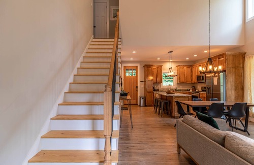 Frank House | Hideaway House- Modern Cabin with Disc Golf, Pickleball and hot tub