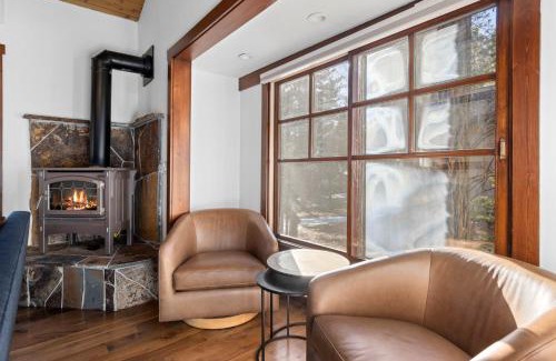 Dollar Point House | Hideaway in the Highlands - 4BR, Pet Friendly w Hot Tub - Minutes from the Lake & Tahoe City