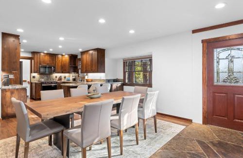 Dollar Point House | Hideaway in the Highlands - 4BR, Pet Friendly w Hot Tub - Minutes from the Lake & Tahoe City
