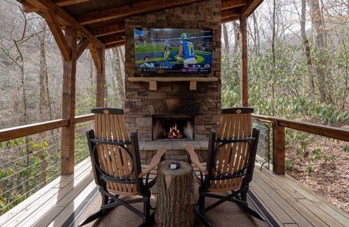 Topton Cabin | Hideaway-Pet Friendly, Luxury Cabin Rental, Private Deck on Creek, Hot Tub, Fireplace, Fishing, Waterfalls, Rafting-Nantahala NC.