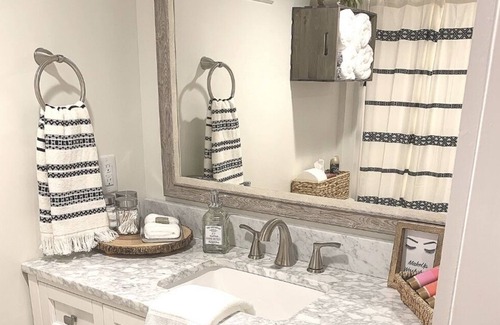 Spring Hill Apartment | HideAway Retreat Apartment - FREE POOL PASS for 2!
