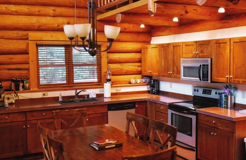 West Glacier House | Hideaway - West Glacier Log Home – Private Hot Tub
