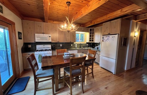 Lake Ariel Cabin | Hideout,2 King Beds,3 bunk beds,Linens,walk to Ski Hill, Beach and Pool! Creek!