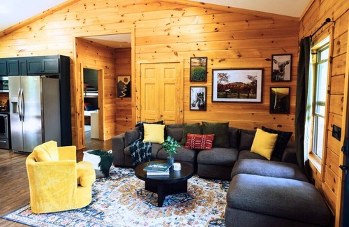 Dahlonega Cabin | Hideout Haven- SPA*Firepit*Game Room*Outdoor Cinema*Dog Friendly*Near Wineries!