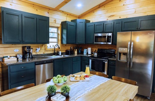 Dahlonega Cabin | Hideout Haven- SPA*Firepit*Game Room*Outdoor Cinema*Dog Friendly*Near Wineries!