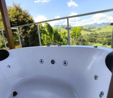 Goncalves Ski Chalet | Hidromassagem, Varanda e Vista Pedra do baú